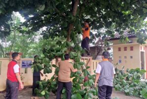 Gotong Royong Aparatur PA Kisaran dalam Jumat Bersih, Halaman Kantor hingga Mess Ditata Lebih Rapi
